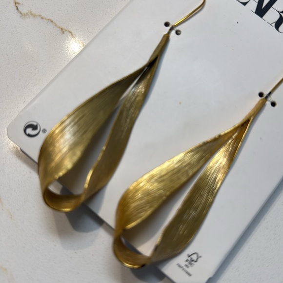 Gold costume Earrings - Picture 3 of 4